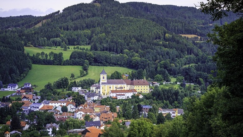 Imposant thront die Kirche über dem Ort, © Wiener Alpen, Kremsl