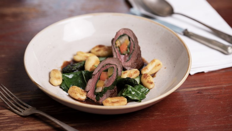 Roulade von der Rehschale mit Mangold und Wurzelgemüse gefüllt, © Niederösterreich Werbung/Nadja Büchler