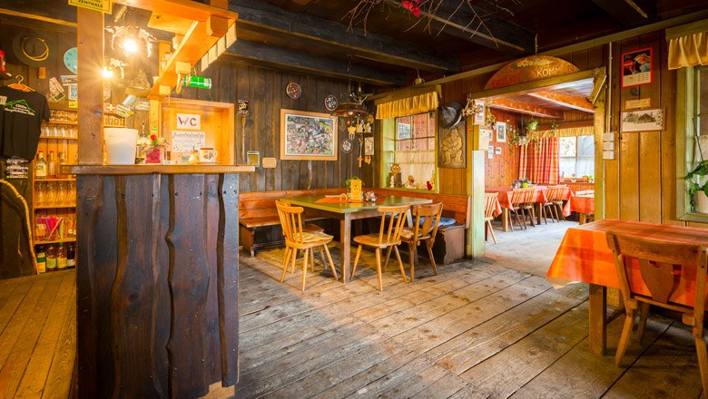 Rustikales Ambiente in der Hütte, © Wiener Alpen, Christian Kremsl