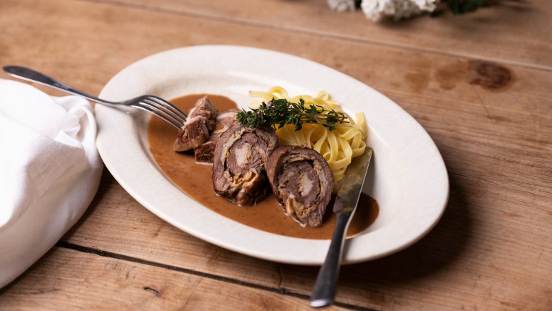 Gerollter Rostbraten mit Schwammerlfülle, hausgemachte Nudeln, © Niederösterreich Werbung/Nadja Büchler